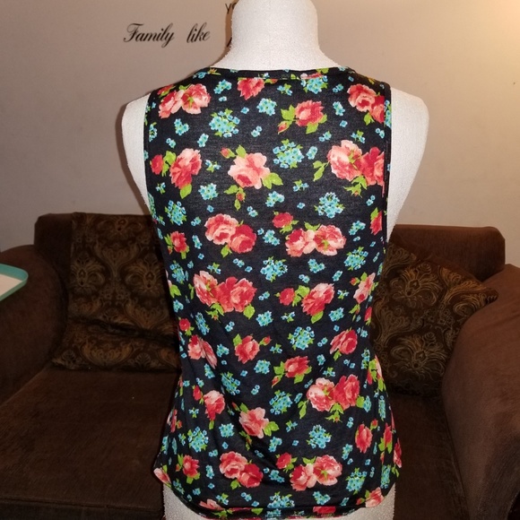 Floral Print Black and Red Medium Top - Picture 3 of 3